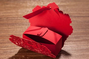 100ks Červený Laser Cut Svadobné Prospech Boxy, zapojenie Strana Candy Box, bomboniere sladkosti dragee darčeky papier balíka.