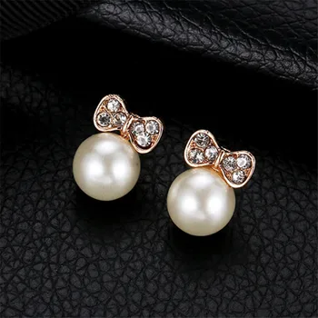 2019 nové simulované pearl stud náušnice pre ženy trendy osobnosti luk white crystal stud náušnice, módne šperky dary