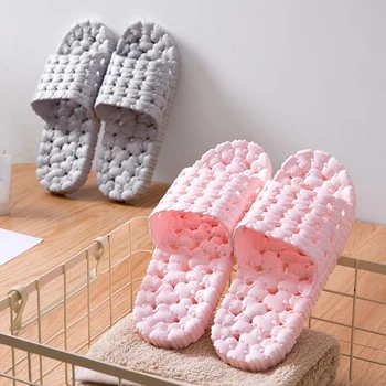 Letné kúpeľňa so sprchovým kútom, vyteká protišmykových papuče domáce vnútorné pár mužov a žien plastové hrubé dno papuče
